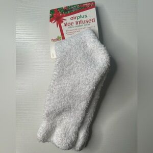 NWT - Women’s Airplus White Aloe-Infused Ultra Comfort Socks